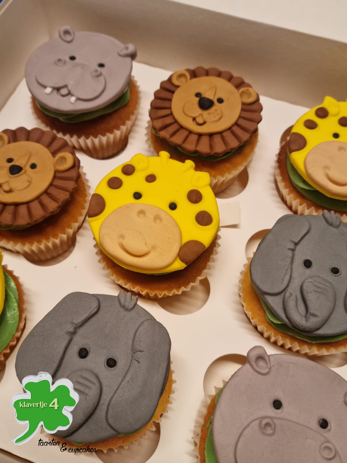 Vrolijk versierde jungle-cupcakes