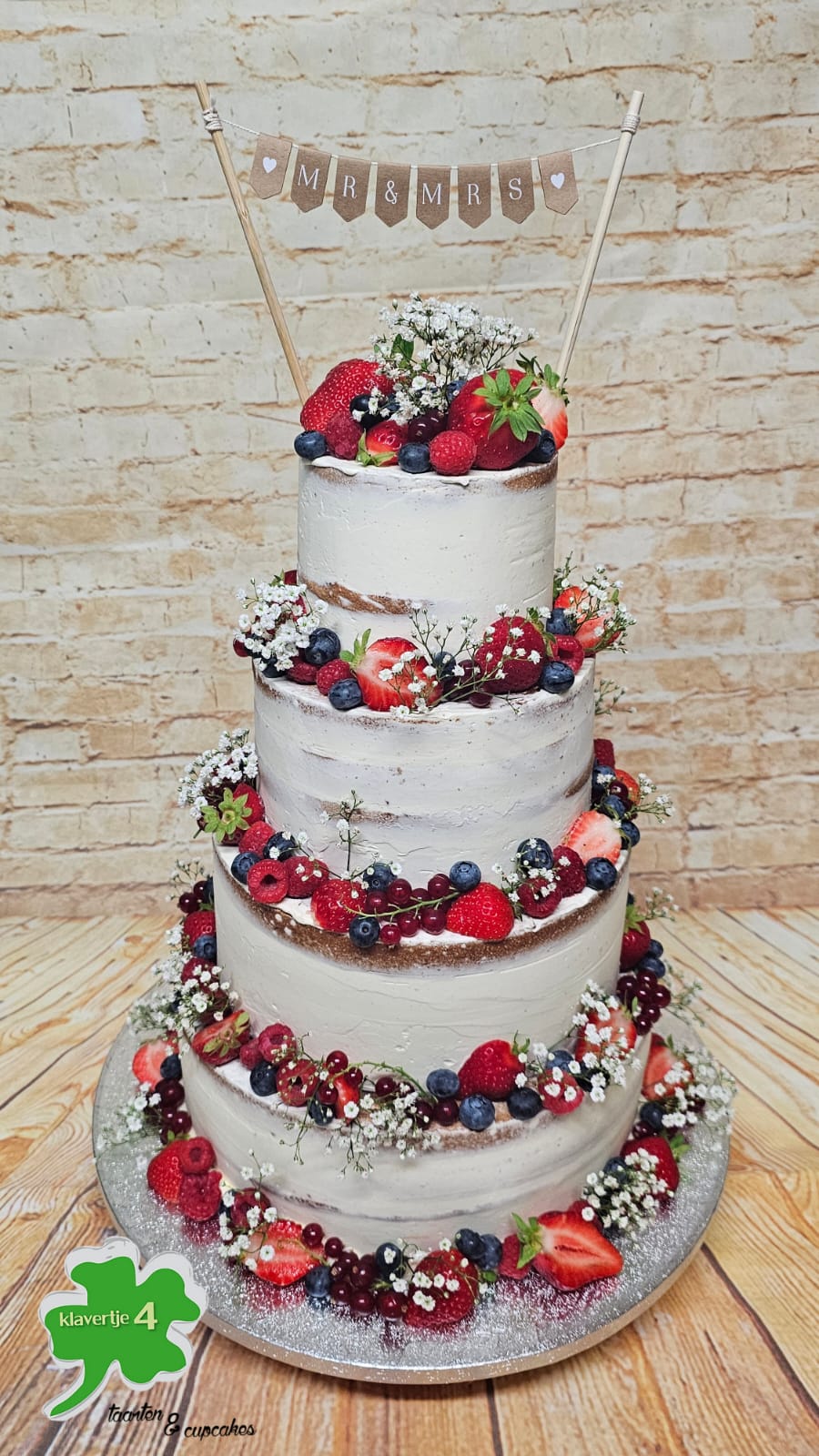 Naked cake met rood fruit en MR & MRS topper
