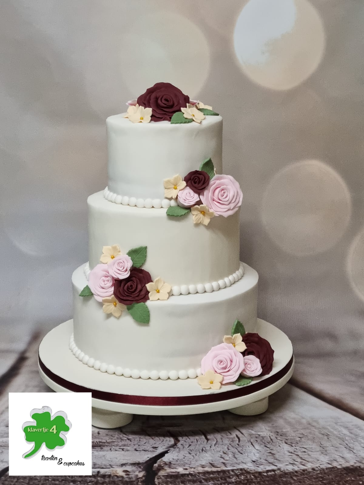 Klassieke witte bruidstaart met fondant rozen
