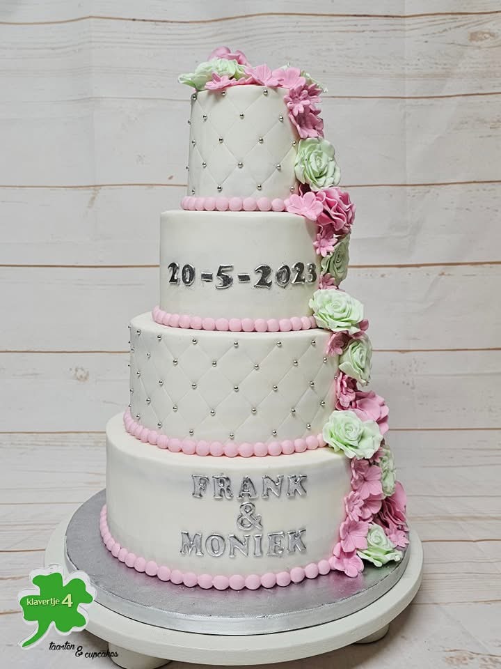 Klassieke bruidstaart met roze en groene bloemen