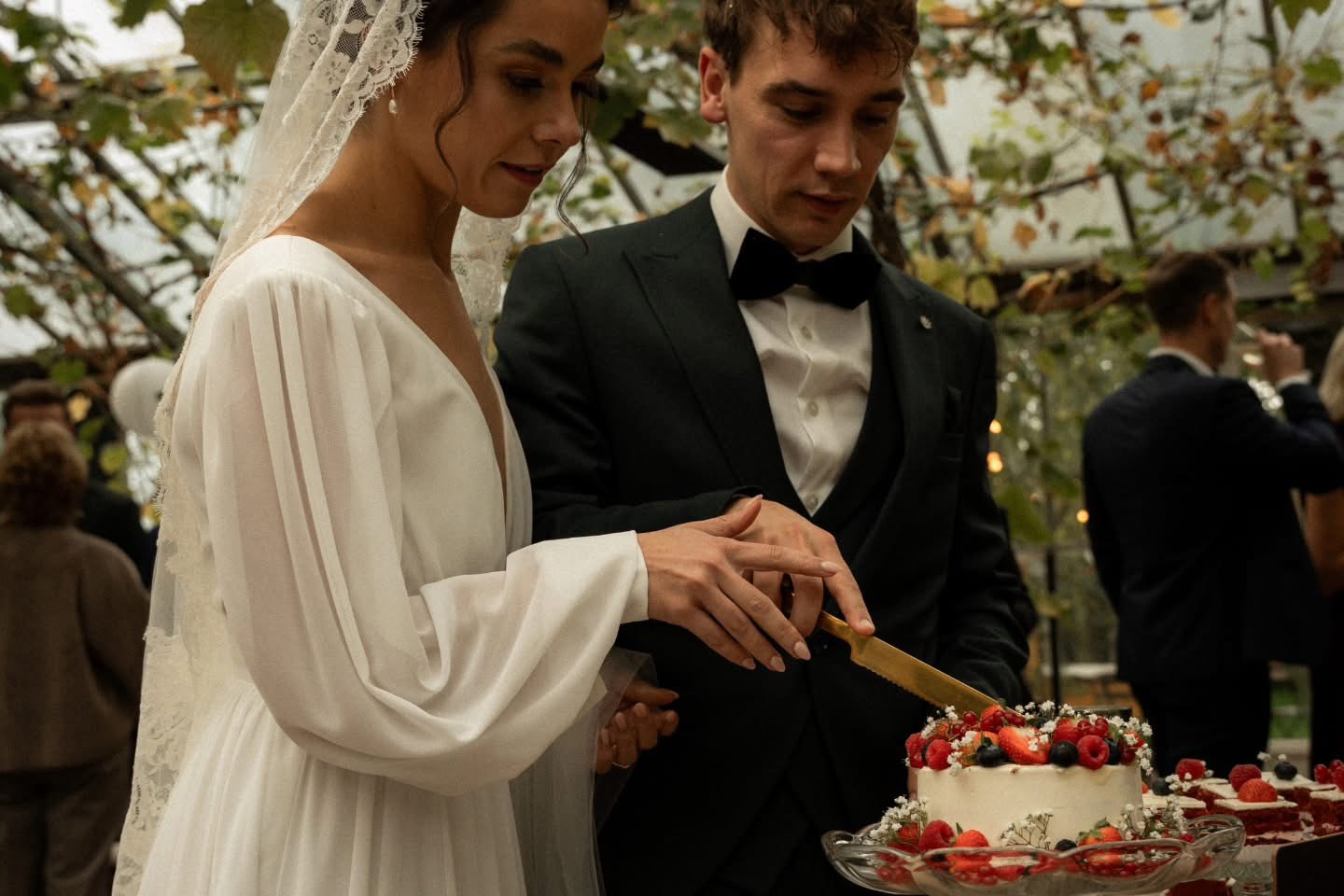 Bruidstaart: Aansnijden tussen vers fruit — Klavertje4taarten