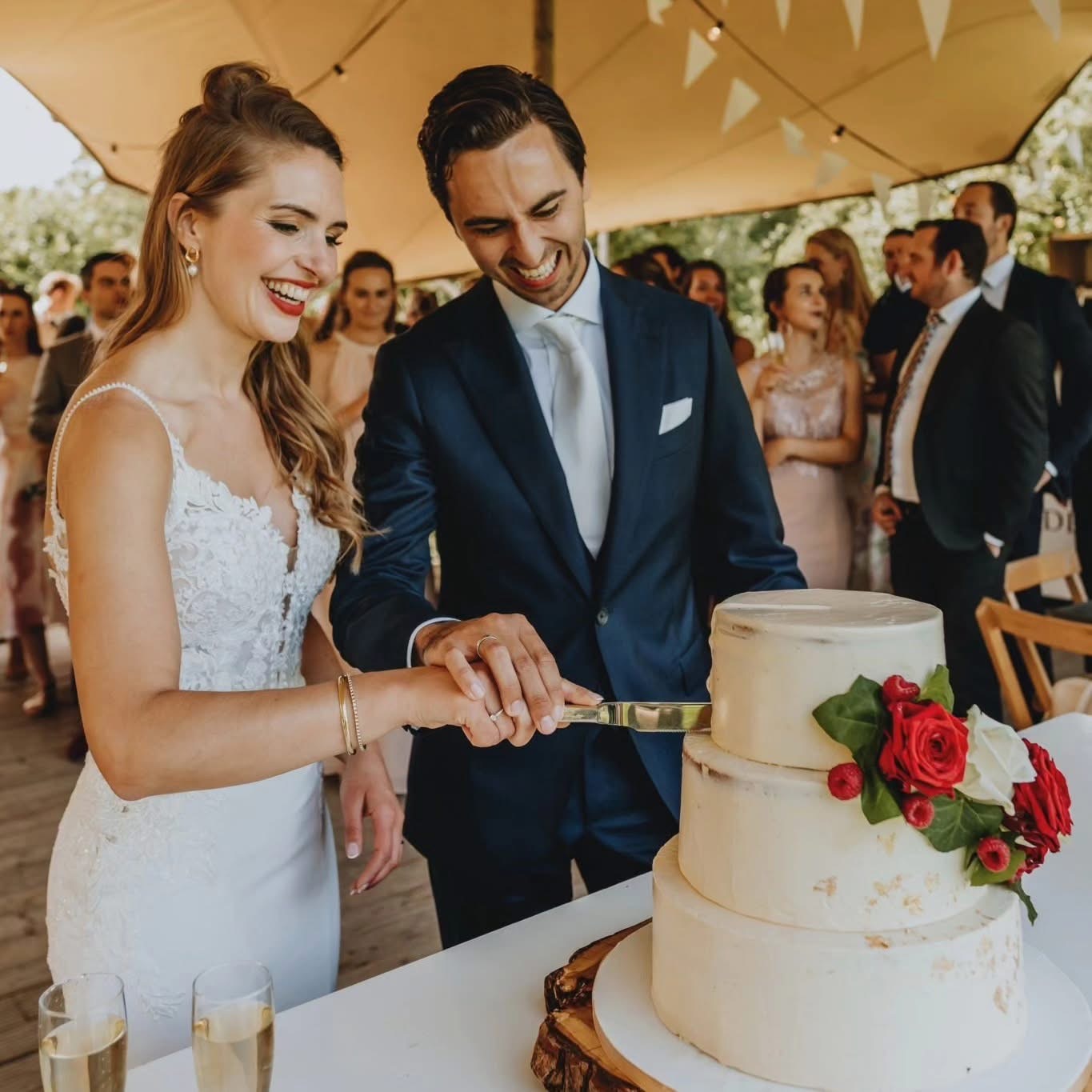 Naked cake bruidstaart met rode rozen